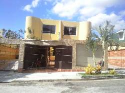 Sky Group Ofrece Casa en la Urb la Via Valencia, Venezuela