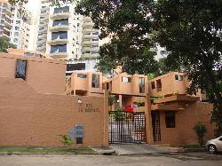 Amplio Town house Urb. El Bosque conjunto cerrado 193 m Valencia, Venenzuela