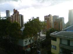 extranjero comparte apartamento con chica bogota, colombia