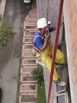 Limpieza de fachadas,  vidrios en alturas, pintura medellin, colombia