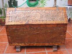 ARCON DE MADERA MUY ANTIGUO, REPUJADO COBRE. GANDIA, ESPAA