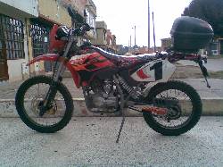 vendo moto marca UM 200 cc enduro bogota, colombia