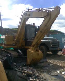 Retroexcavadora caterpillar. Sobre orugas venpermu Bogota, Colombia