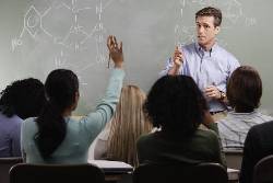 Un profesor enseando en vivo a alumnos en... Bogot, Colombia