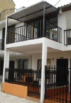 Vendo casa en Brisas de Alamos - A una cuadra de la 14  Bogot, Colombia