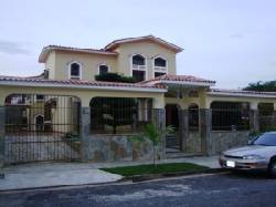se vende casa en la via valencia Valencia, Venezuela