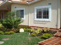 Cod. 09-8558 Comoda casa ubicada en Doral sur Maracaibo, Venezuela