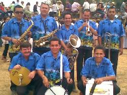 PAPAYERA JUVENIL CON BAILARINES DE CARNAVAL BOGOTA, COLOMBIA